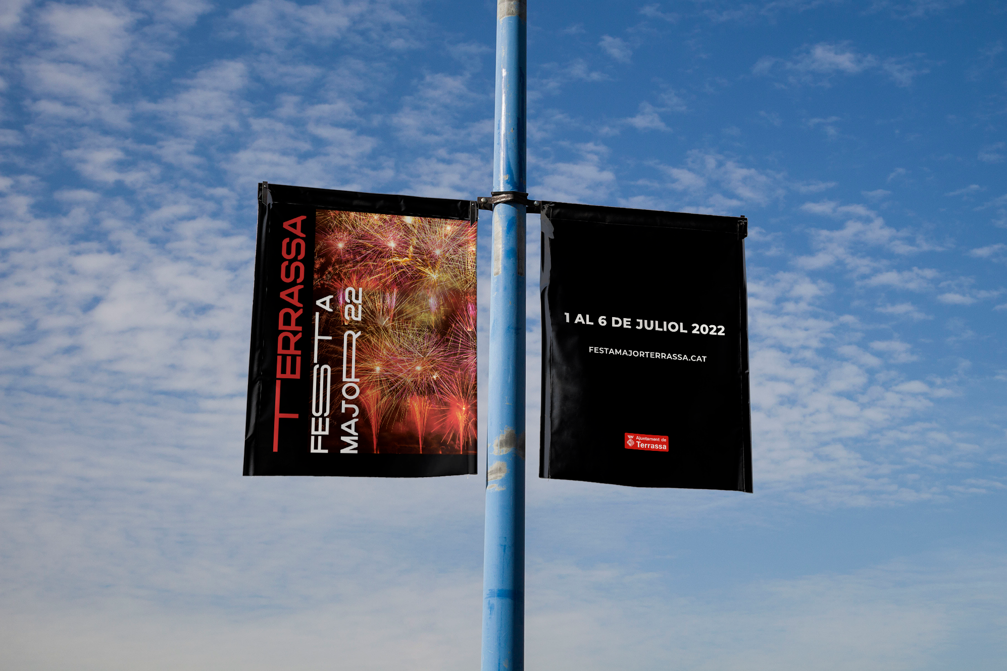 Imagen de las banderas en una farola